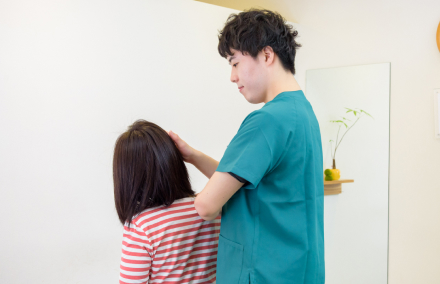 施術後の身体の変化を確認する様子